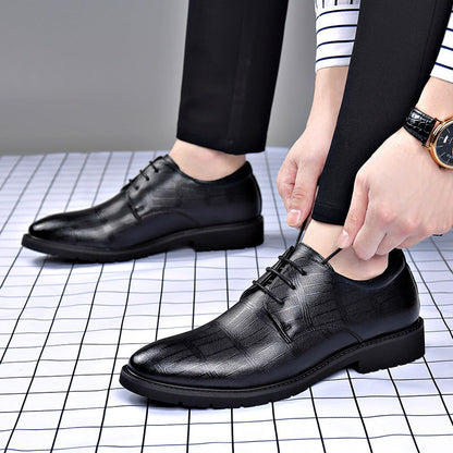 Scarpe eleganti da uomo in pelle nera, indossate con pantaloni neri. Design classico, perfette per abbigliamento formale e occasioni speciali.