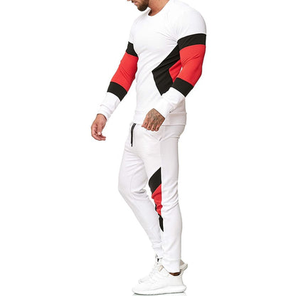 Uomo in tuta sportiva bianca con dettagli rossi e neri, scarpe da ginnastica bianche. Abbigliamento fitness moderno, moda maschile casual.