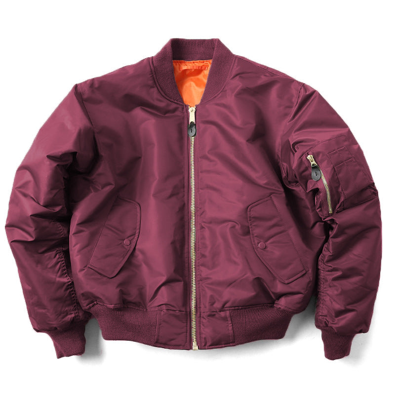 Giacca bomber bordeaux con cerniera dorata, tasche laterali e fodera arancione. Moda autunnale, abbigliamento casual, stile urbano.