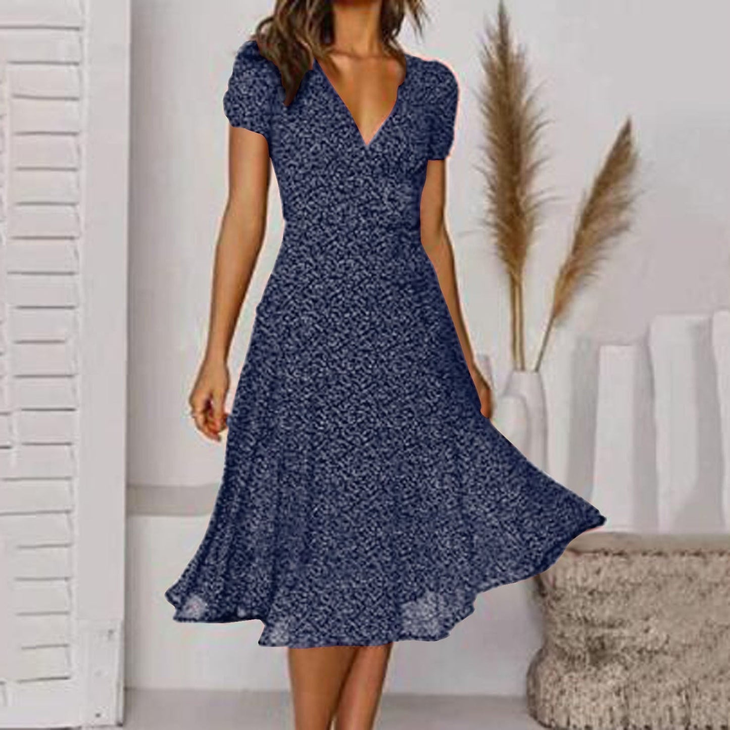 Abito estivo blu a fiori con scollo a V, maniche corte, lunghezza al ginocchio. Perfetto per moda donna, abbigliamento casual elegante.