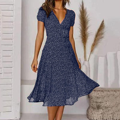 Abito estivo blu a fiori con scollo a V, maniche corte, lunghezza al ginocchio. Perfetto per moda donna, abbigliamento casual elegante.