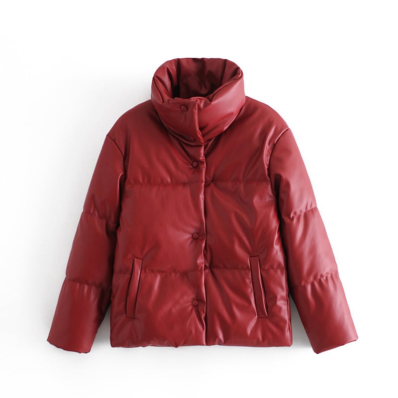 Giacca invernale imbottita rossa, design trapuntato, chiusura a bottoni, colletto alto, tasche laterali. Moda donna, abbigliamento caldo.