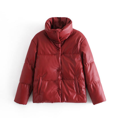 Giacca invernale imbottita rossa, design trapuntato, chiusura a bottoni, colletto alto, tasche laterali. Moda donna, abbigliamento caldo.