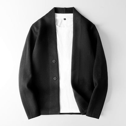 Cardigan nero elegante con due bottoni, su sfondo bianco, abbinato a una maglietta bianca. Moda uomo, abbigliamento casual chic, stile minimalista.