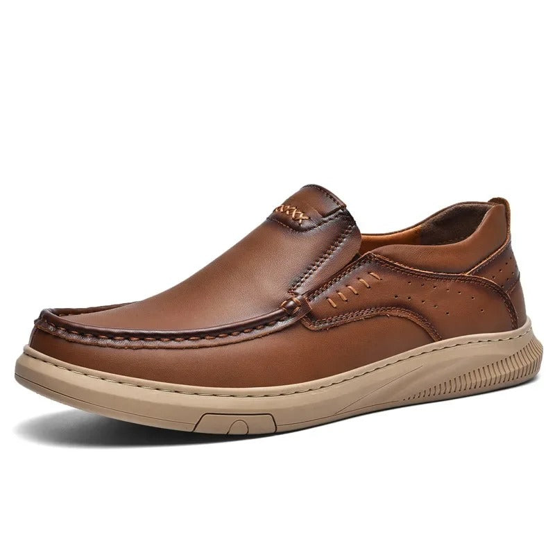Scarpa mocassino uomo in pelle marrone, suola beige, design casual ed elegante, perfetta per look quotidiani e comfort. Scarpe uomo moda 2023.