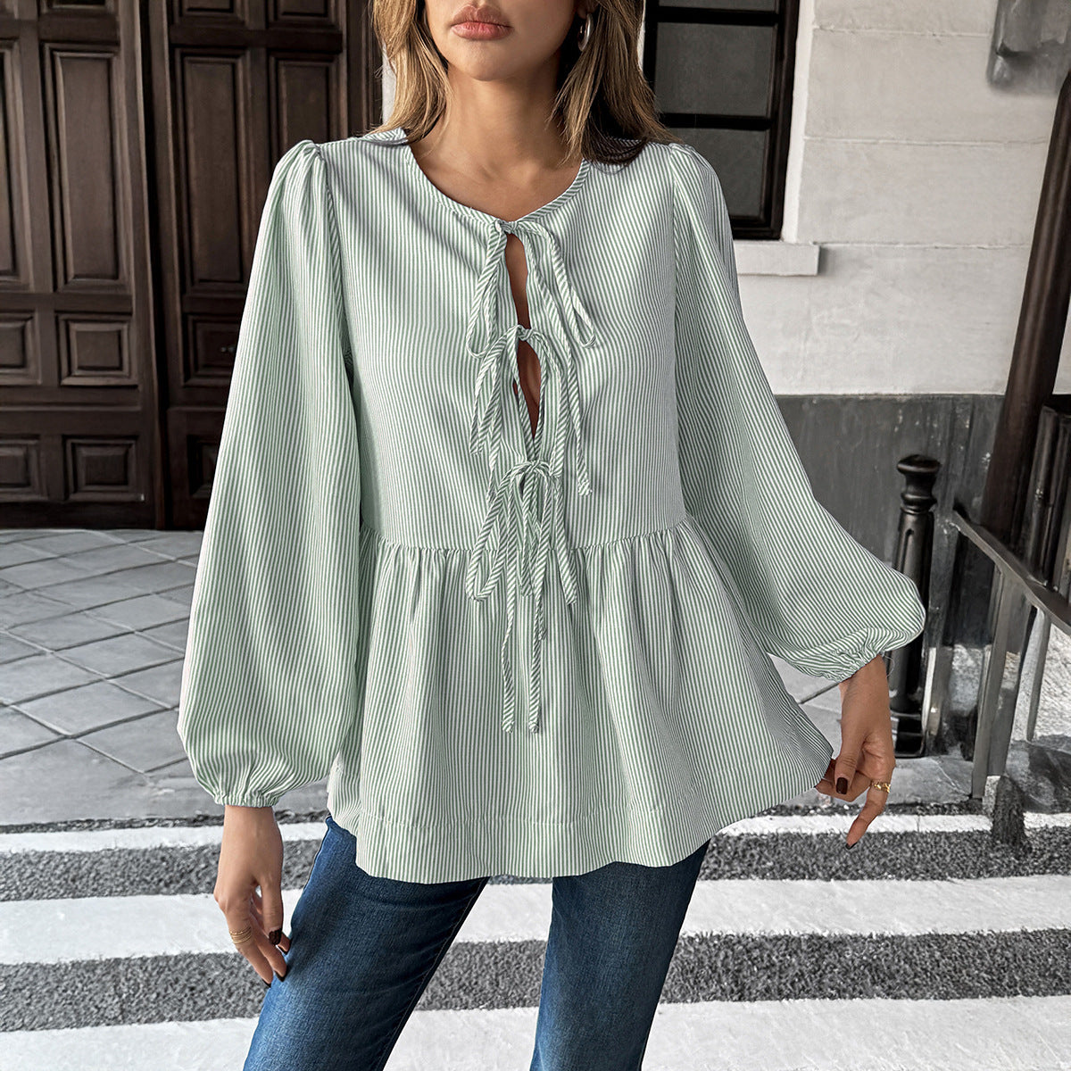 Camisa de mujer de rayas con mangas largas, nudo frontal y mangas farol