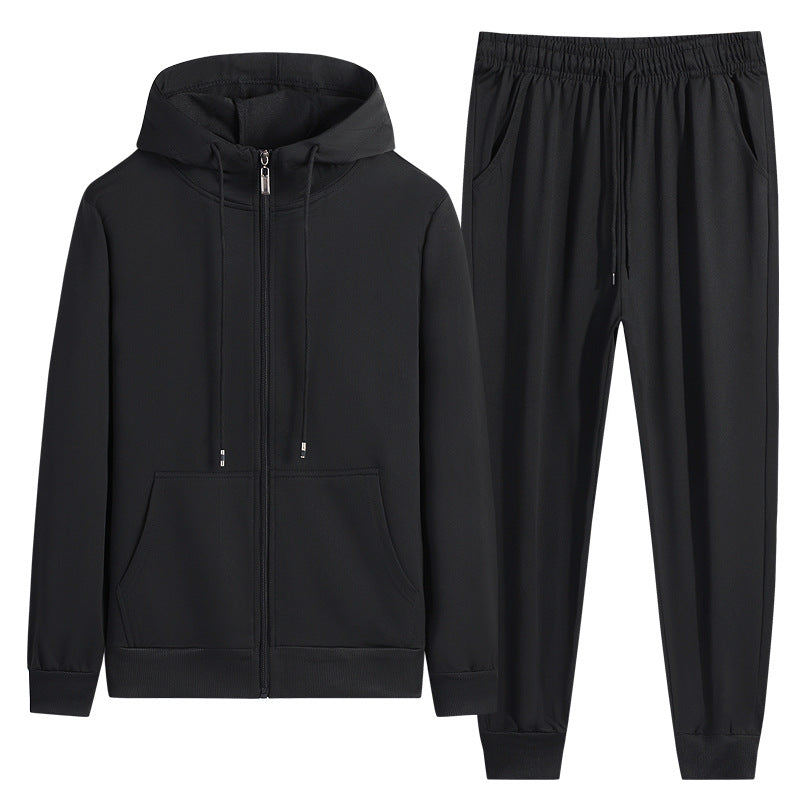 Tuta sportiva nera da uomo, composta da felpa con cappuccio e pantaloni, ideale per allenamento e tempo libero. Design moderno e confortevole.