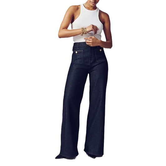 Donna con jeans a zampa neri e top bianco senza maniche. Moda casual, abbigliamento femminile, stile moderno.