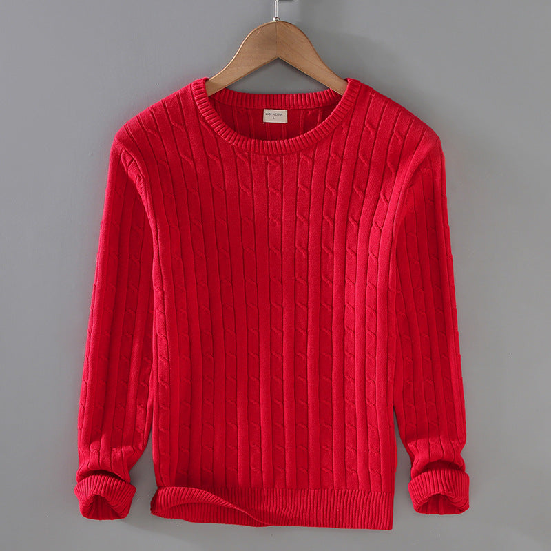Maglione rosso a maglia intrecciata su gruccia, design classico, ideale per moda autunnale e invernale, abbigliamento caldo e confortevole.