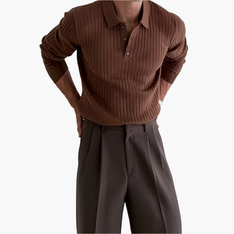 Uomo con maglione marrone a coste e pantaloni eleganti grigi. Moda maschile autunnale, abbigliamento casual chic, stile contemporaneo.