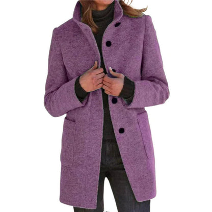 Cappotto donna invernale viola, elegante e caldo, con bottoni neri e tasche frontali. Ideale per moda autunnale e invernale.