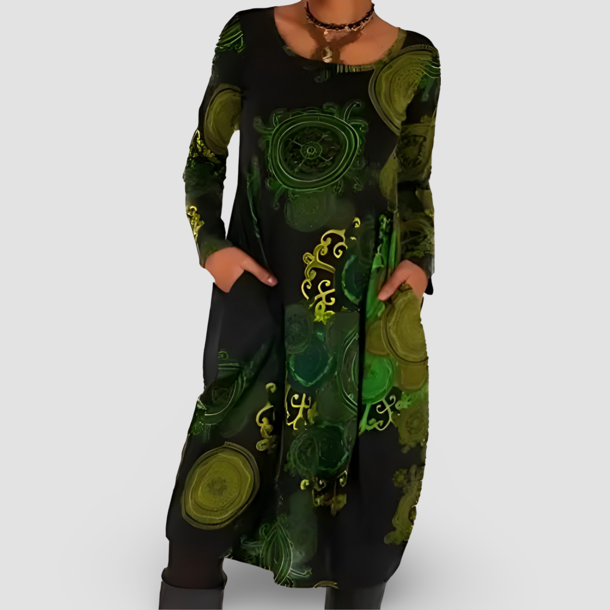 Abito lungo donna nero e verde con motivi circolari, maniche lunghe, tasche laterali. Stile boho chic, moda autunnale.