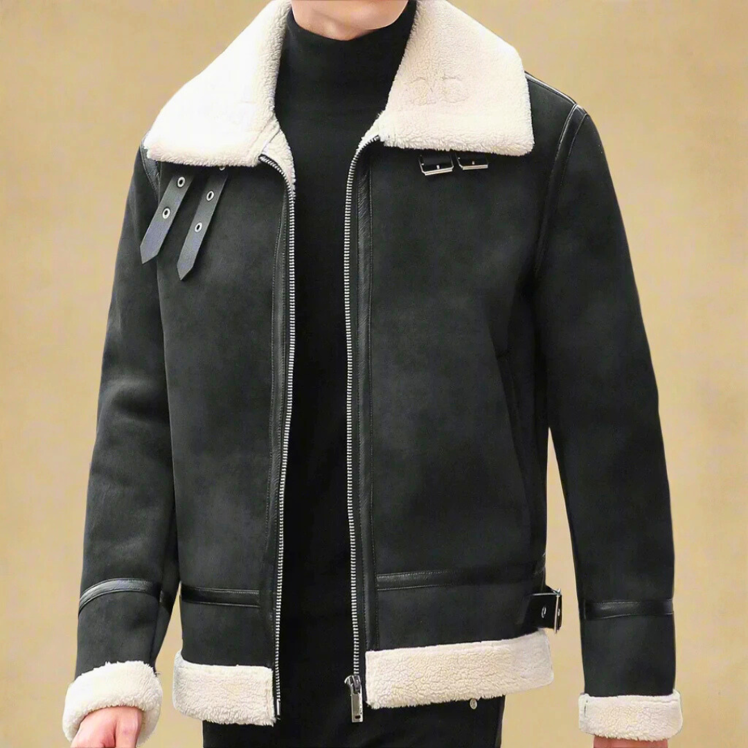 Giacca invernale uomo in pelle nera con colletto in pelliccia bianca, chiusura a zip, dettagli fibbie. Stile casual elegante, moda maschile.