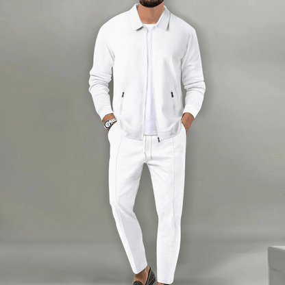 Abbigliamento uomo elegante: completo bianco con giacca e pantaloni, stile moderno, moda maschile, outfit casual chic, tendenze 2023.