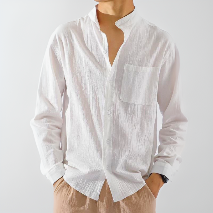 Camicia bianca uomo in cotone, collo alla coreana, maniche lunghe, abbinata a pantaloni beige. Stile casual elegante, moda maschile.