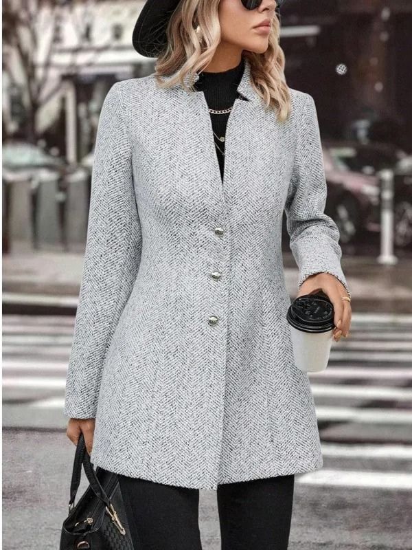 Donna con cappotto grigio elegante, cappello nero e occhiali da sole, tiene caffè e borsa. Moda autunnale, stile urbano chic.