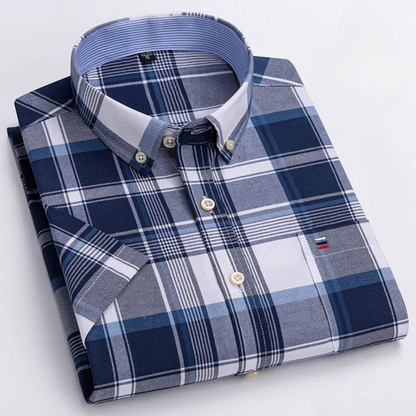 Camicia a quadri blu e bianca da uomo, maniche lunghe, colletto classico, bottoni, stile casual elegante, tessuto di cotone, piegata.