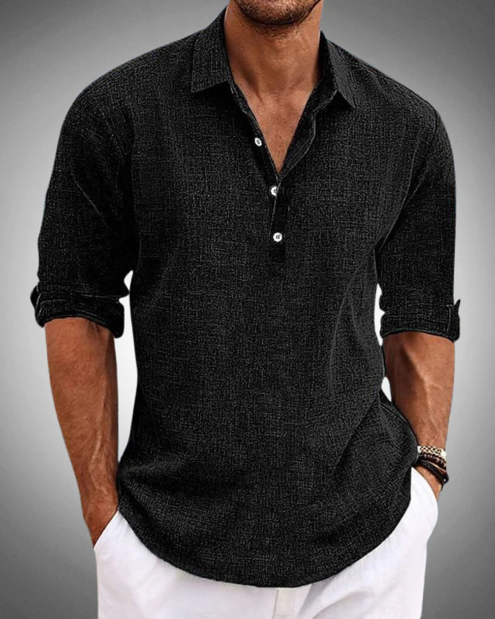 Camicia nera da uomo con colletto e maniche lunghe, abbinata a pantaloni bianchi. Stile casual elegante, perfetta per moda maschile moderna.