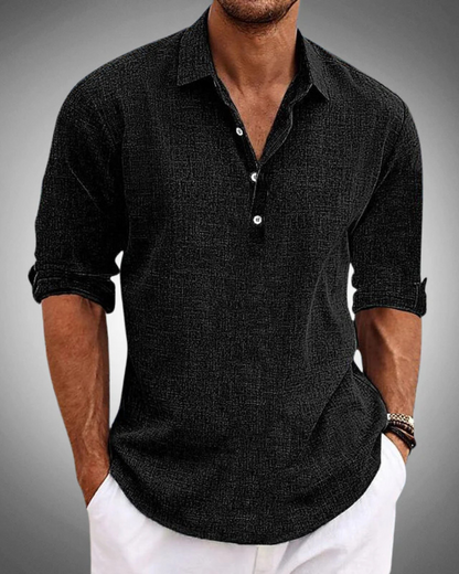 Camicia nera da uomo con colletto e maniche lunghe, abbinata a pantaloni bianchi. Stile casual elegante, perfetta per moda maschile moderna.