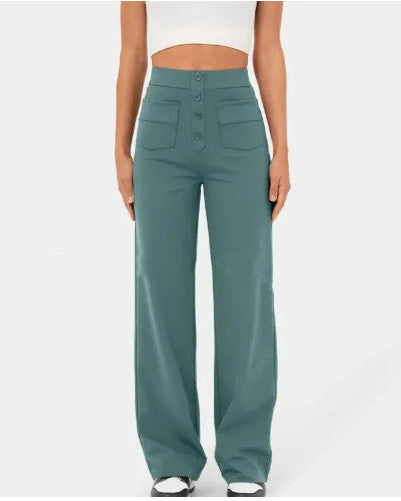 Pantaloni a vita alta verde acqua, stile casual, con tasche frontali e bottoni, indossati con top bianco. Moda donna, abbigliamento trendy.