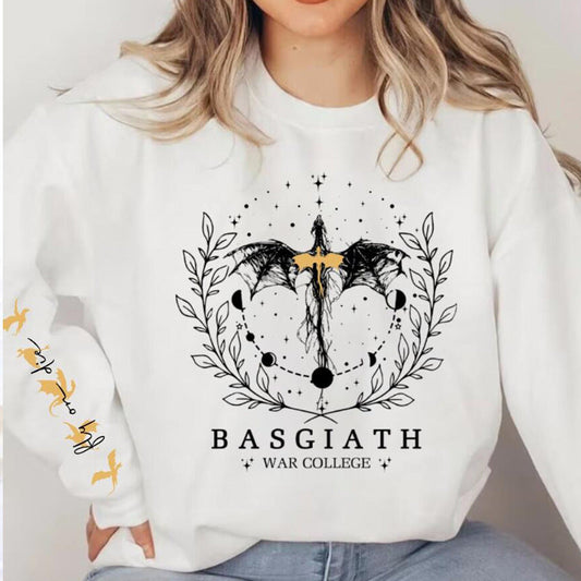 Felpa bianca con stampa drago nero e scritta "Basgiath War College". Design fantasy, moda casual, abbigliamento streetwear, stile unico.