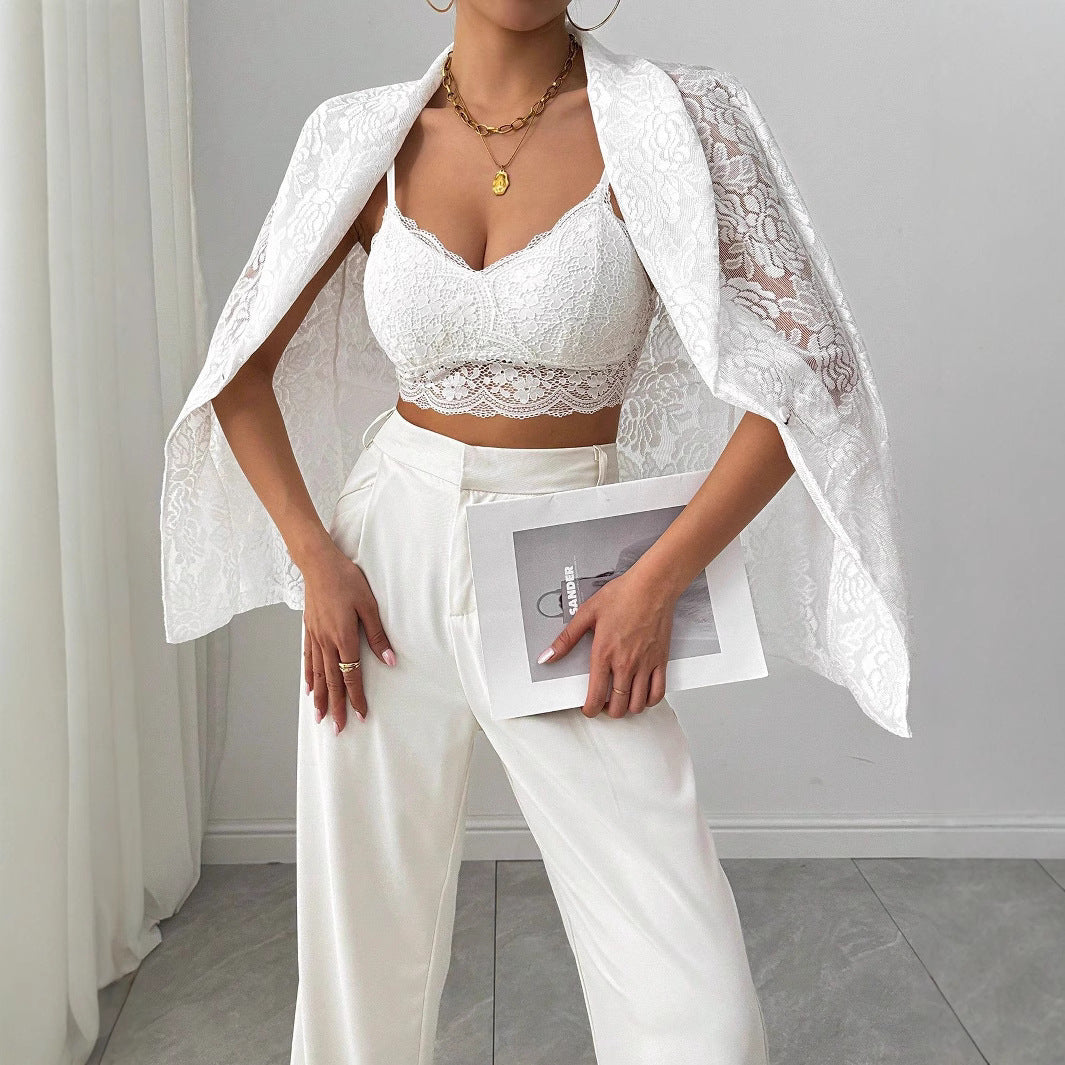 Donna in abbigliamento elegante bianco, con top in pizzo e pantaloni a vita alta, tiene una rivista. Moda femminile, stile sofisticato, outfit estivo.