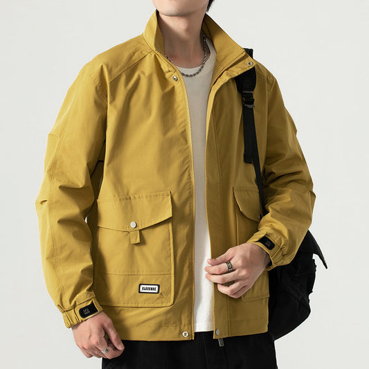 Giacca gialla da uomo con tasche frontali, indossata sopra una maglietta bianca. Stile casual, perfetta per la moda autunnale.
