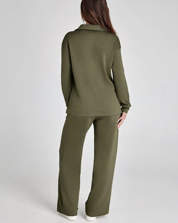 Donna in abbigliamento casual verde oliva, vista posteriore. Completo con maglia a maniche lunghe e pantaloni larghi. Stile moda autunnale.