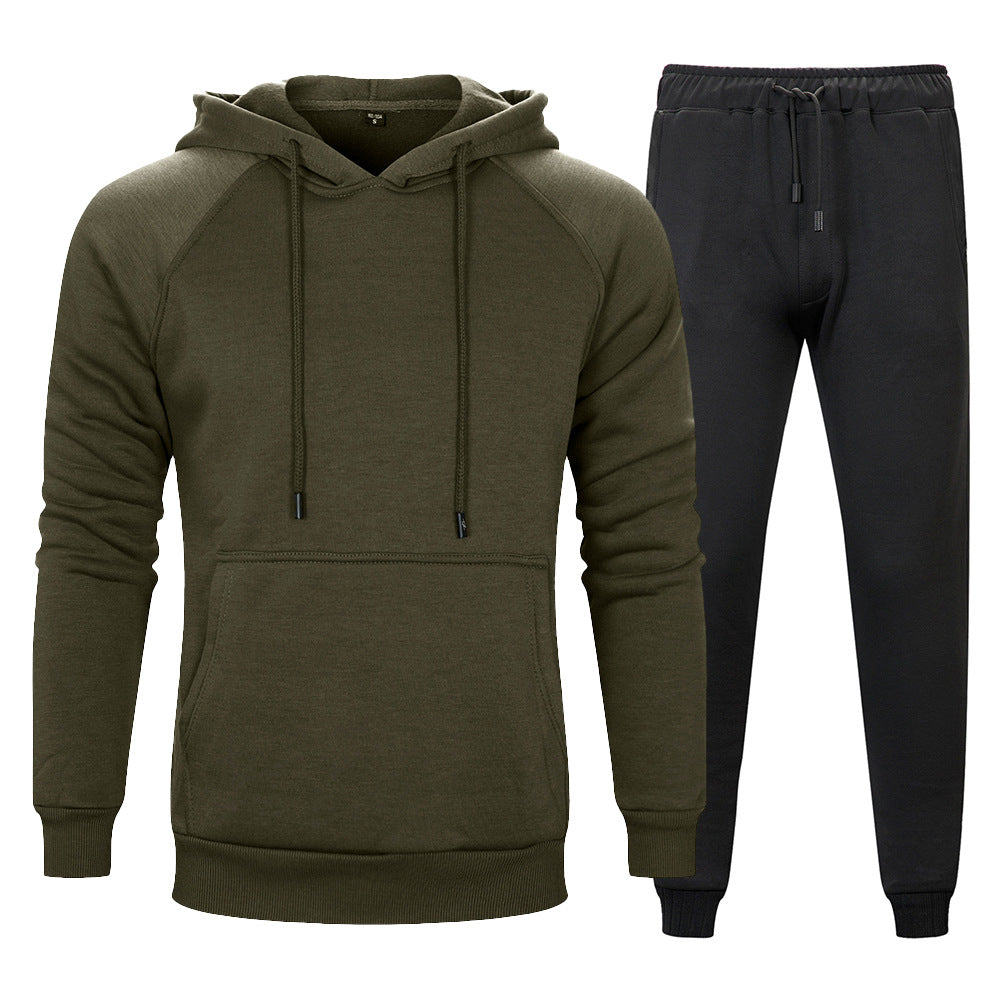 Set abbigliamento sportivo uomo: felpa verde con cappuccio e pantaloni jogger neri. Comodo, casual, ideale per palestra e tempo libero.