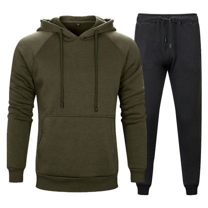 Set abbigliamento sportivo uomo: felpa verde con cappuccio e pantaloni jogger neri. Comodo, casual, ideale per palestra e tempo libero.