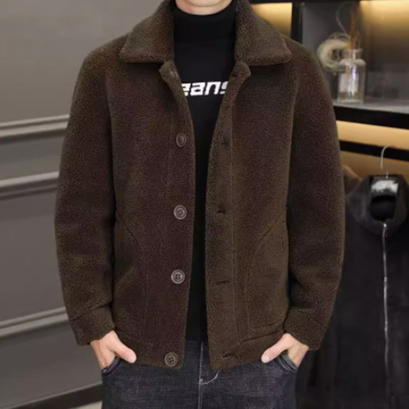 Giacca invernale marrone in pile, uomo, con bottoni, tasche laterali, indossata su maglione nero. Moda maschile, abbigliamento caldo e casual.