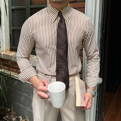 Camisa de hombre de manga larga con cuello de hebilla y motivo de rayas