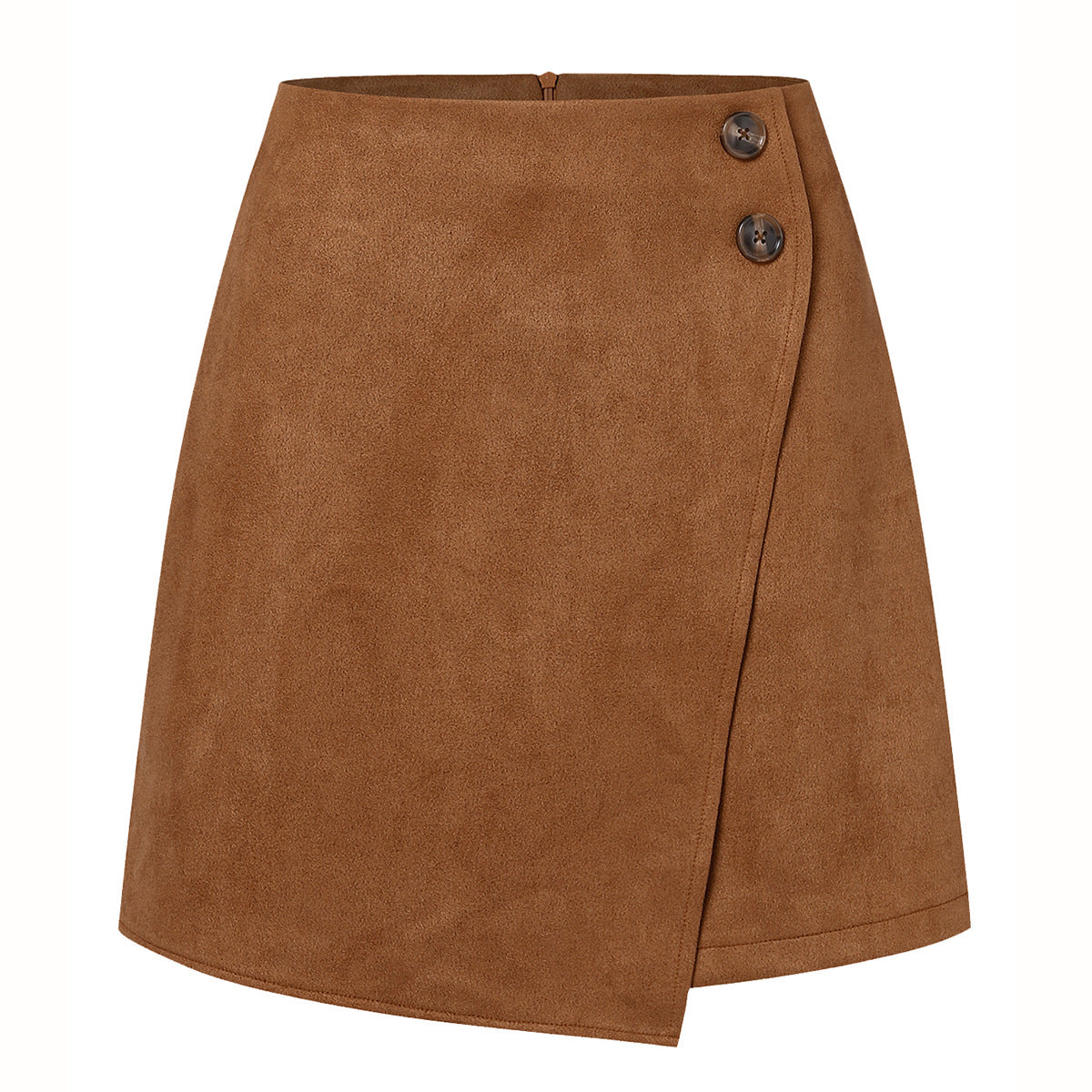 Gonna corta marrone in suede con design a portafoglio e due bottoni decorativi. Moda femminile, abbigliamento autunnale elegante.