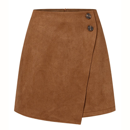 Gonna corta marrone in suede con design a portafoglio e due bottoni decorativi. Moda femminile, abbigliamento autunnale elegante.
