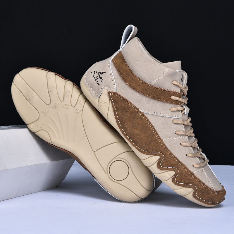 Scarpe da ginnastica alte beige e marroni su sfondo nero, design moderno, suola antiscivolo, moda casual, calzature uomo eleganti e confortevoli.