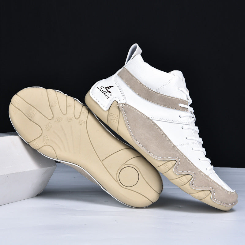 Scarpe da ginnastica bianche e beige con suola antiscivolo, design moderno e logo laterale. Calzature sportive eleganti per uomo.