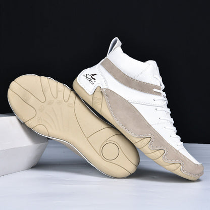 Scarpe da ginnastica bianche e beige con suola antiscivolo, design moderno e logo laterale. Calzature sportive eleganti per uomo.