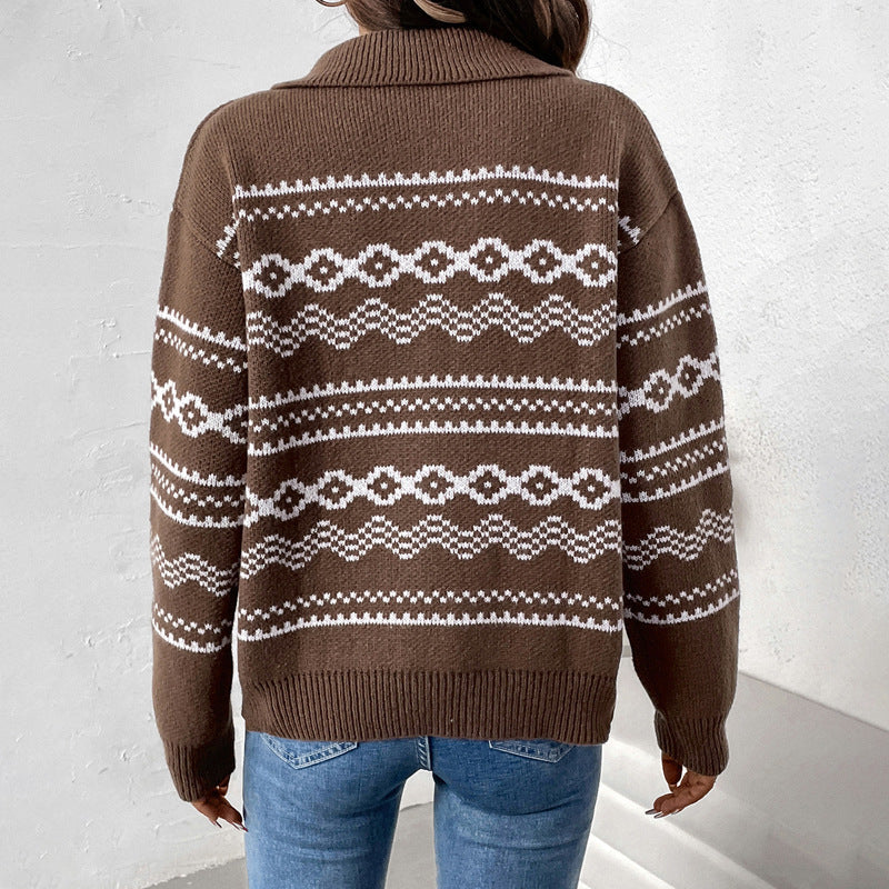 Maglione marrone a maglia con motivo geometrico bianco, indossato da una persona di spalle, abbinato a jeans blu. Moda autunno inverno casual.