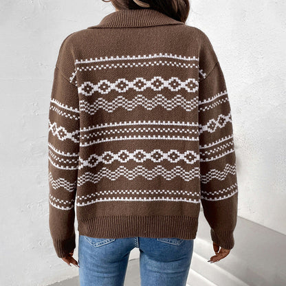 Maglione marrone a maglia con motivo geometrico bianco, indossato da una persona di spalle, abbinato a jeans blu. Moda autunno inverno casual.