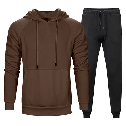 Felpa marrone con cappuccio e pantaloni sportivi grigi, abbigliamento casual uomo, moda autunno inverno, set comodo e moderno.