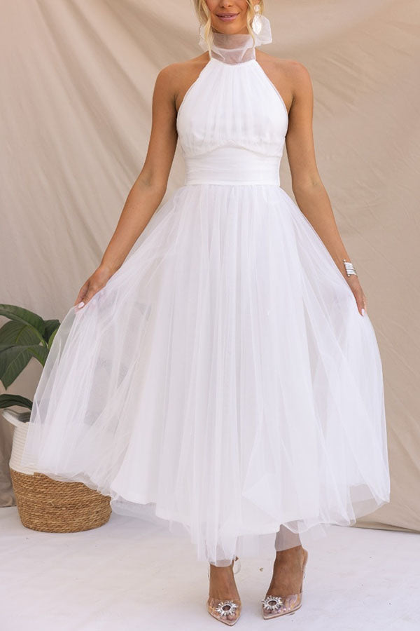 Abito da sposa bianco in tulle, senza maniche, con scollo all'americana. Elegante e moderno, perfetto per matrimoni estivi.
