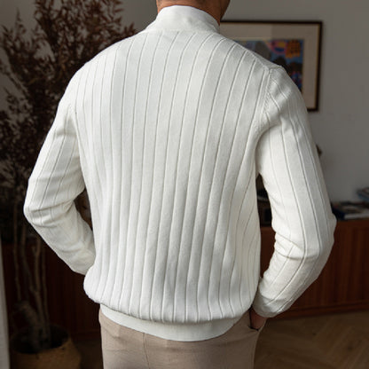 Giacca bianca a coste indossata da uomo, vista posteriore. Moda maschile elegante, abbigliamento invernale, stile casual chic.
