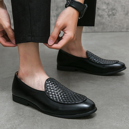 Scarpe eleganti nere da uomo in pelle intrecciata, indossate con pantaloni scuri. Design moderno e sofisticato, ideali per occasioni formali.