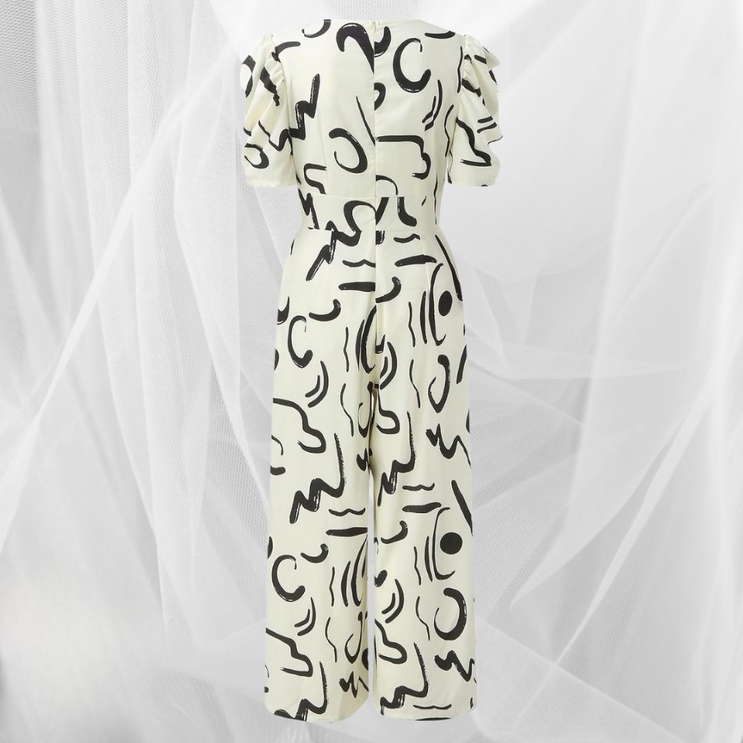 Tuta elegante bianca con motivi astratti neri, maniche corte e taglio lungo. Moda femminile, abbigliamento estivo, stile moderno.