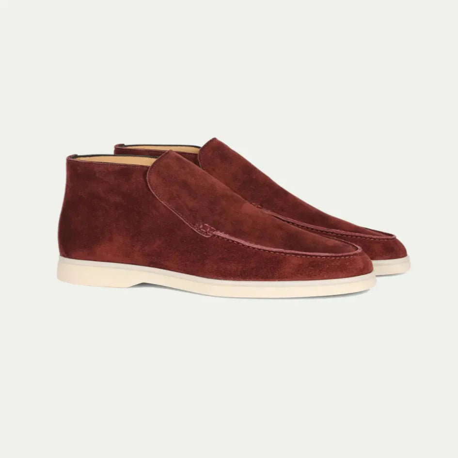 Scarpe chukka uomo in pelle scamosciata marrone, suola bianca. Eleganti e casual, ideali per moda autunnale e invernale. Scarpe di tendenza.