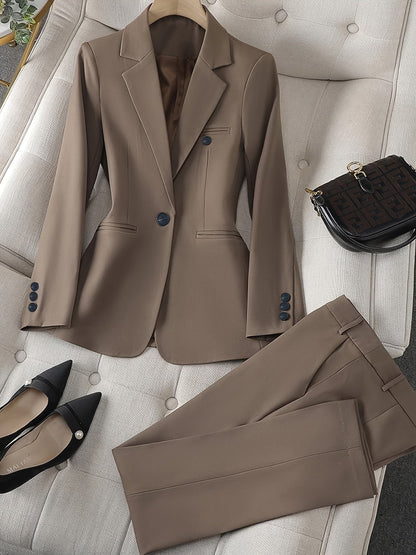 Completo da donna elegante color marrone su divano beige, con borsa nera e scarpe nere a punta. Moda femminile, abbigliamento formale, stile sofisticato.