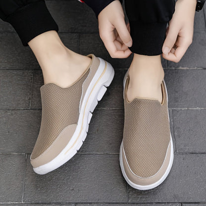 Scarpe slip-on beige da uomo su pavimento grigio, design casual e traspirante, suola bianca antiscivolo, moda comoda per passeggiate urbane.