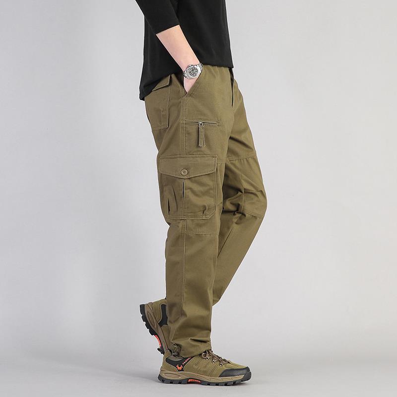 Pantaloni cargo uomo verde militare, tasche multiple, stile casual, abbinati a scarpe trekking. Ideali per outdoor e avventure.