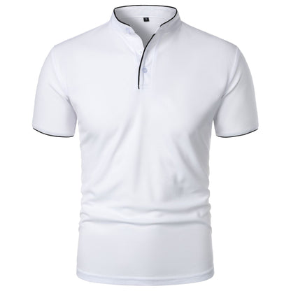 Maglietta bianca a maniche corte con colletto alla coreana e bordi neri, design elegante e moderno, ideale per moda uomo casual e formale.
