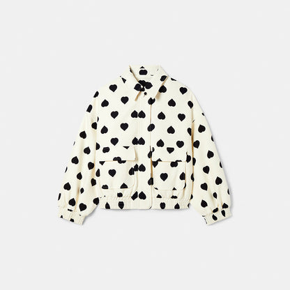 Giacca bianca con motivo a cuori neri, tasche frontali e chiusura a zip. Moda donna, abbigliamento casual, stile trendy e moderno.